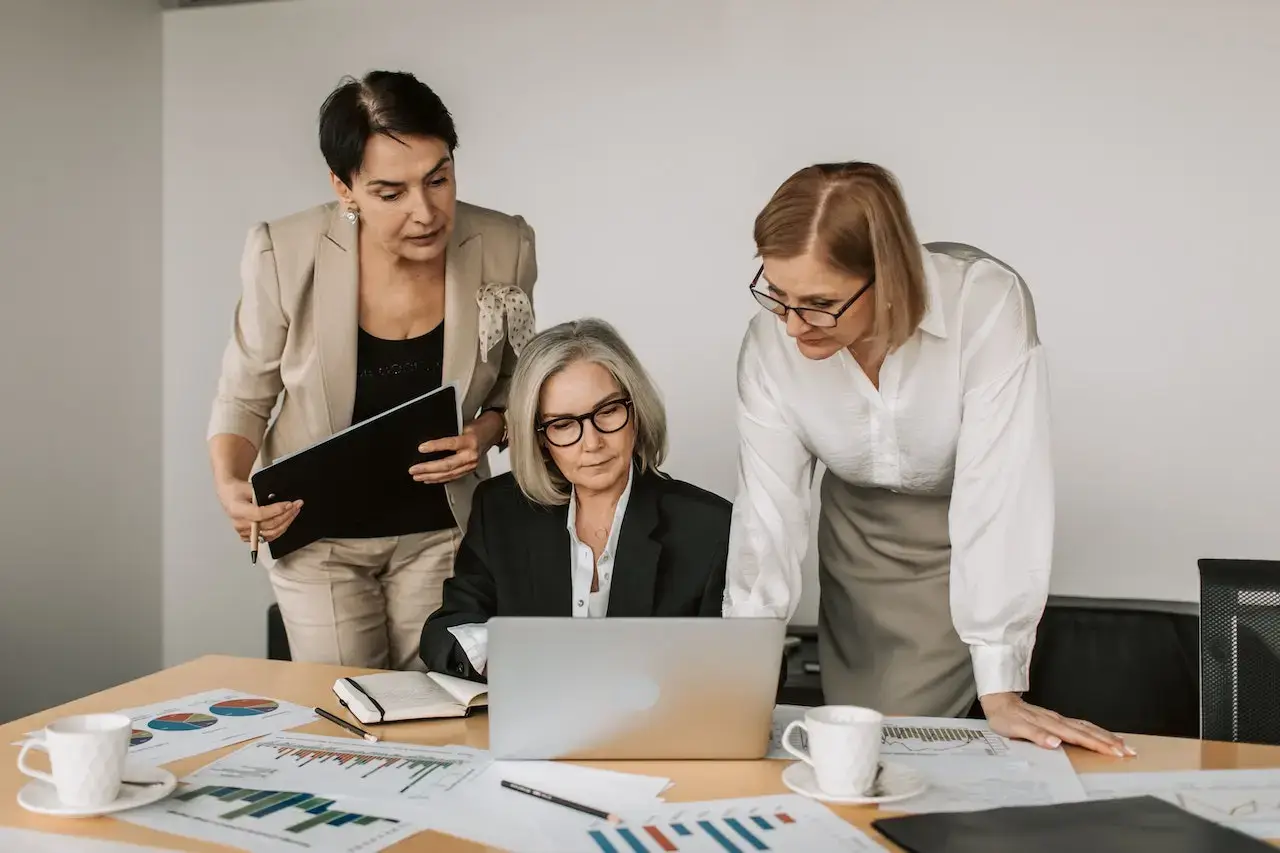 profesionales discutiendo estrategias de marketing