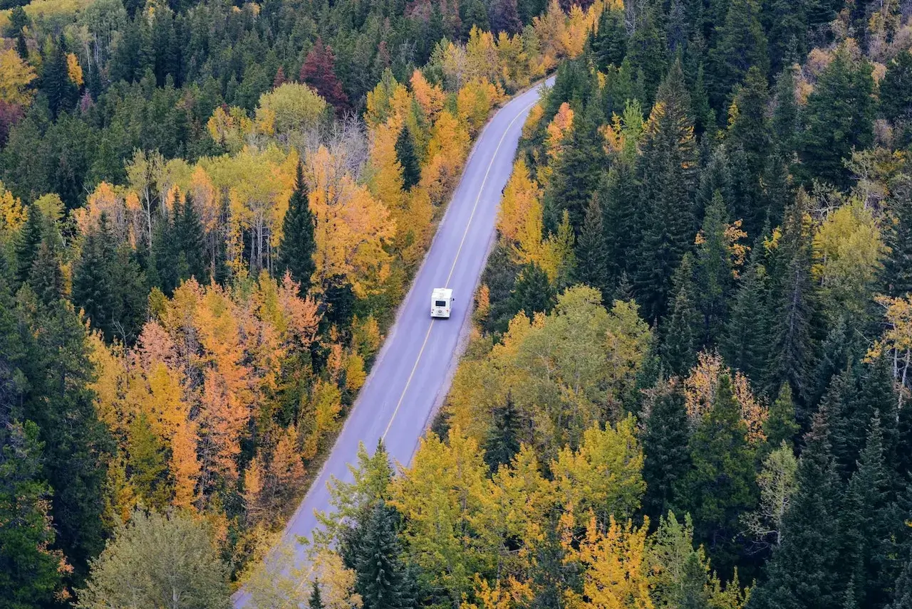 autocaravana viajando por la carretera en plena naturaleza