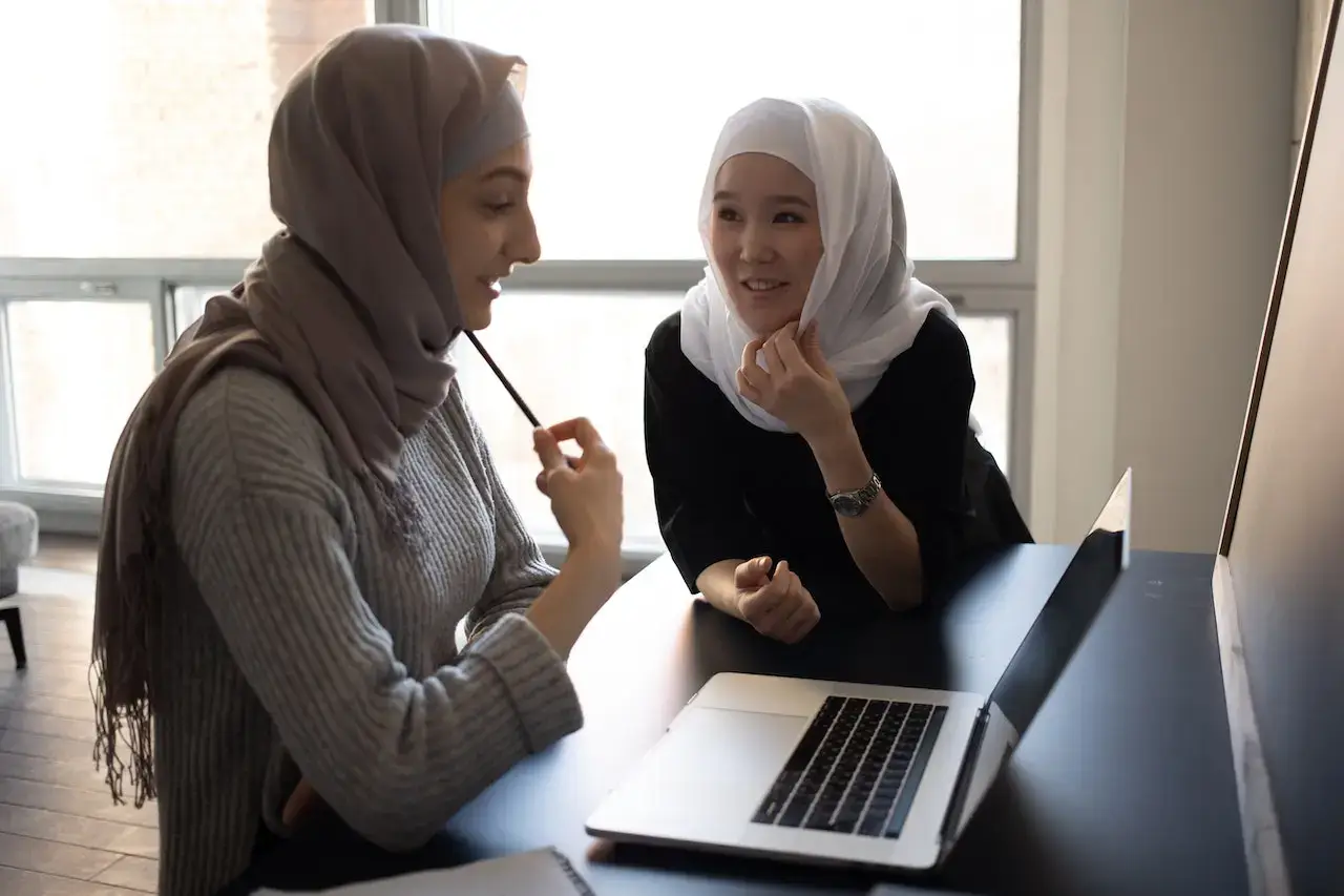 chicas árabes mirando una pantalla de ordenador