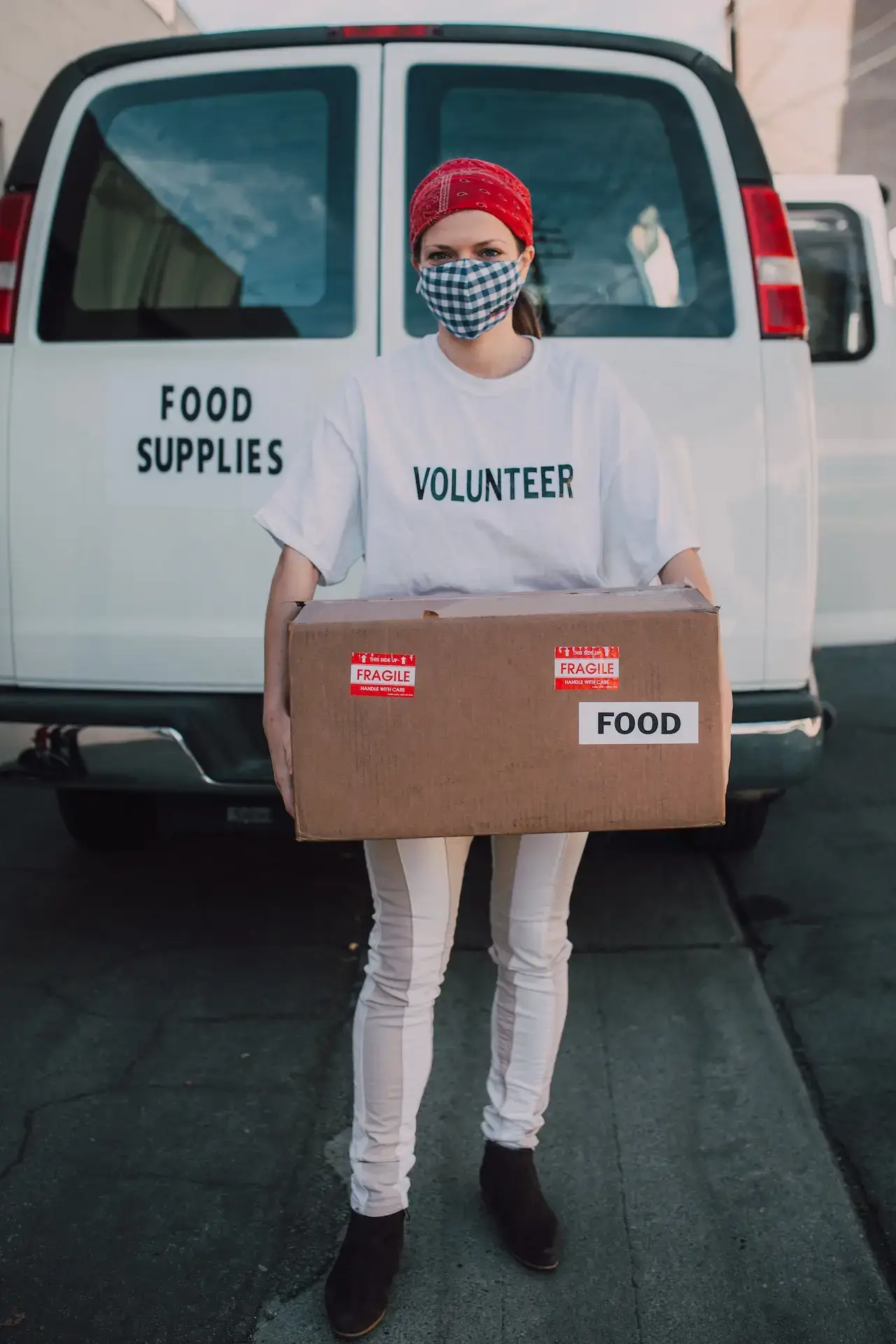 voluntarios durante un evento solidario