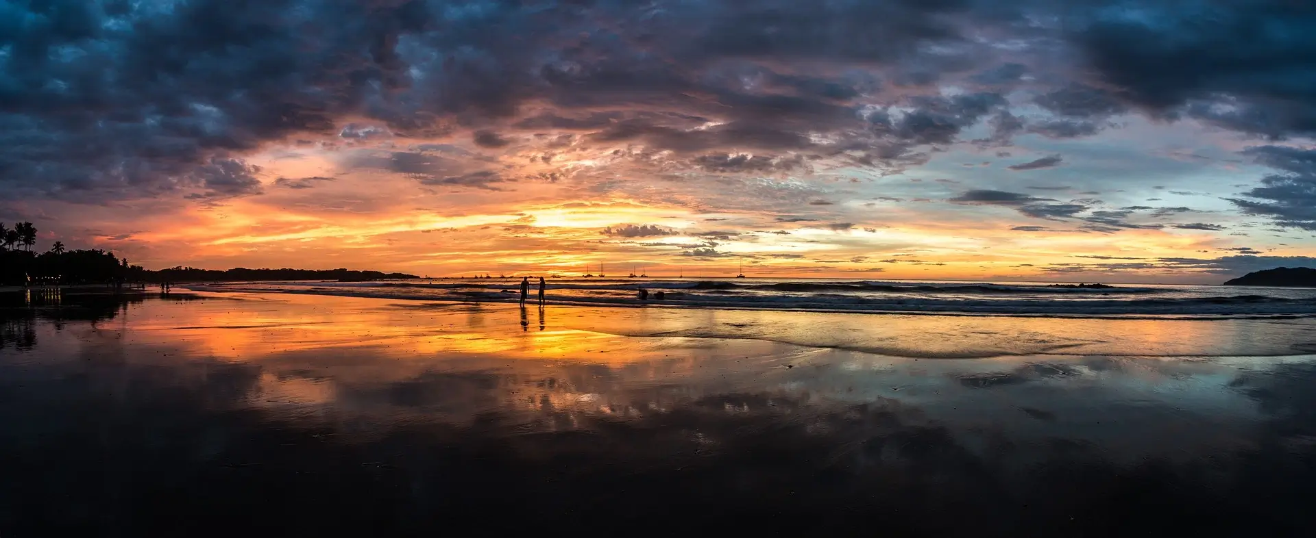 paisaje paradisíaco de playas de Costa Rica a la luz del atardecer